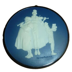 Hallmark Christmas‎ Ornament 1981 NORMAN ROCKWELL CAMEO #2 CAROLERS QX511-5